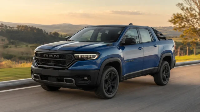 Ram Rampage Rebel Ignition azul em estrada rural, vista dianteira em três quartos